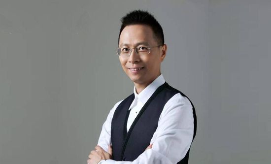 她的腰身戏弄